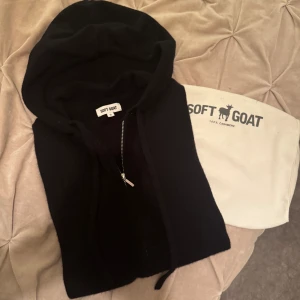 Soft goat tröja  - Säljer nu denna helt oanvända soft goat tröjan då den inte kommer till användning!  Priset kan vara diskuterbart!  Storlek M men passar någon som har S  Nypris 2695 kr 