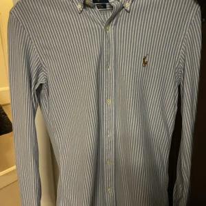 Ralph lauren skjorta - En blårandig Oxford skjorta från Ralph lauren i mycket bra skick!