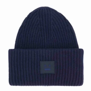 Mörkblå acne mössa - Snygg mössa från märket acne. Passar allt för både höst och vinter. Kan ta egna bilder såklart. Sparsamt använd. Hör av er vid frågor!