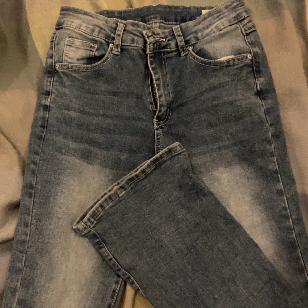 Säljer ett par snygga blå jeans med broderade detaljer på bakfickorna och en bekväm passform. Kan enkelt matchas med olika toppar. Skicka ett meddelande vid intresse!. Jeans & Byxor.