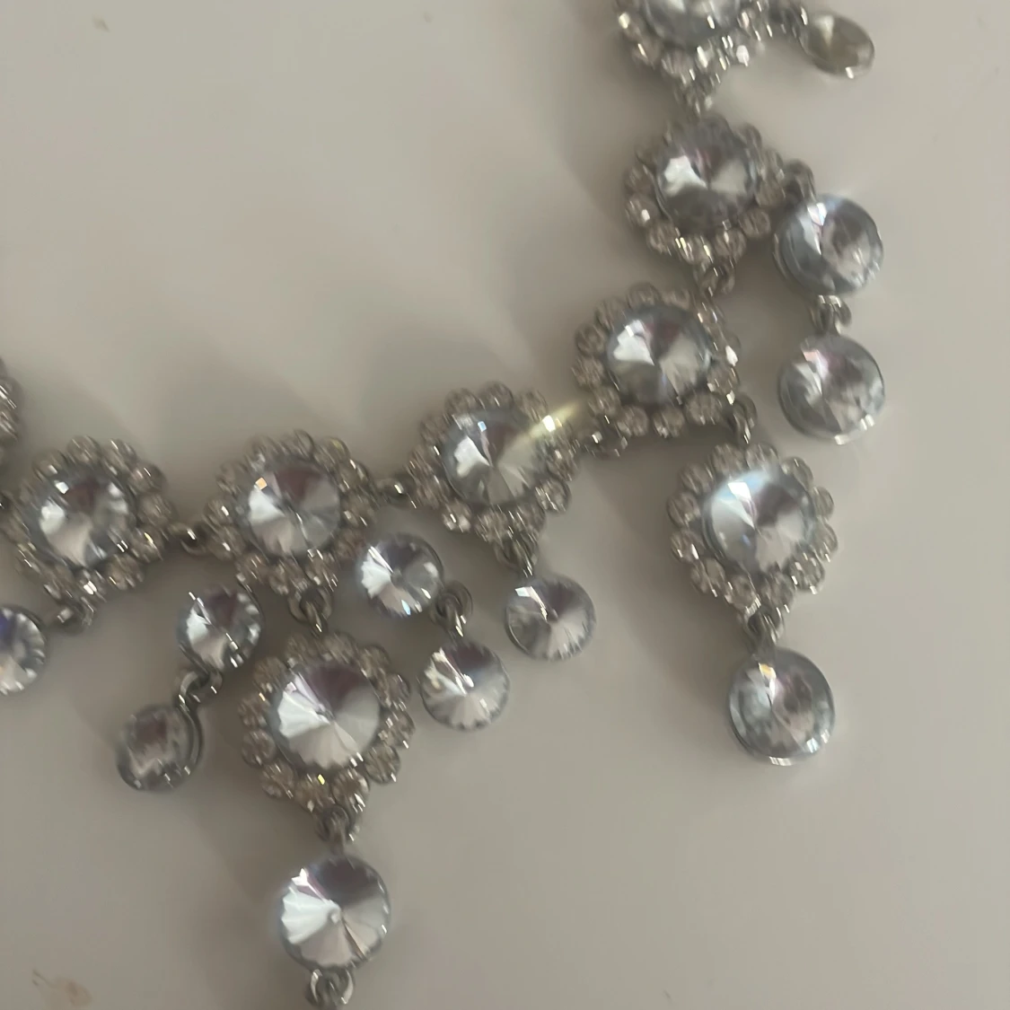 Glittrigt halsband med stora stenar - 90