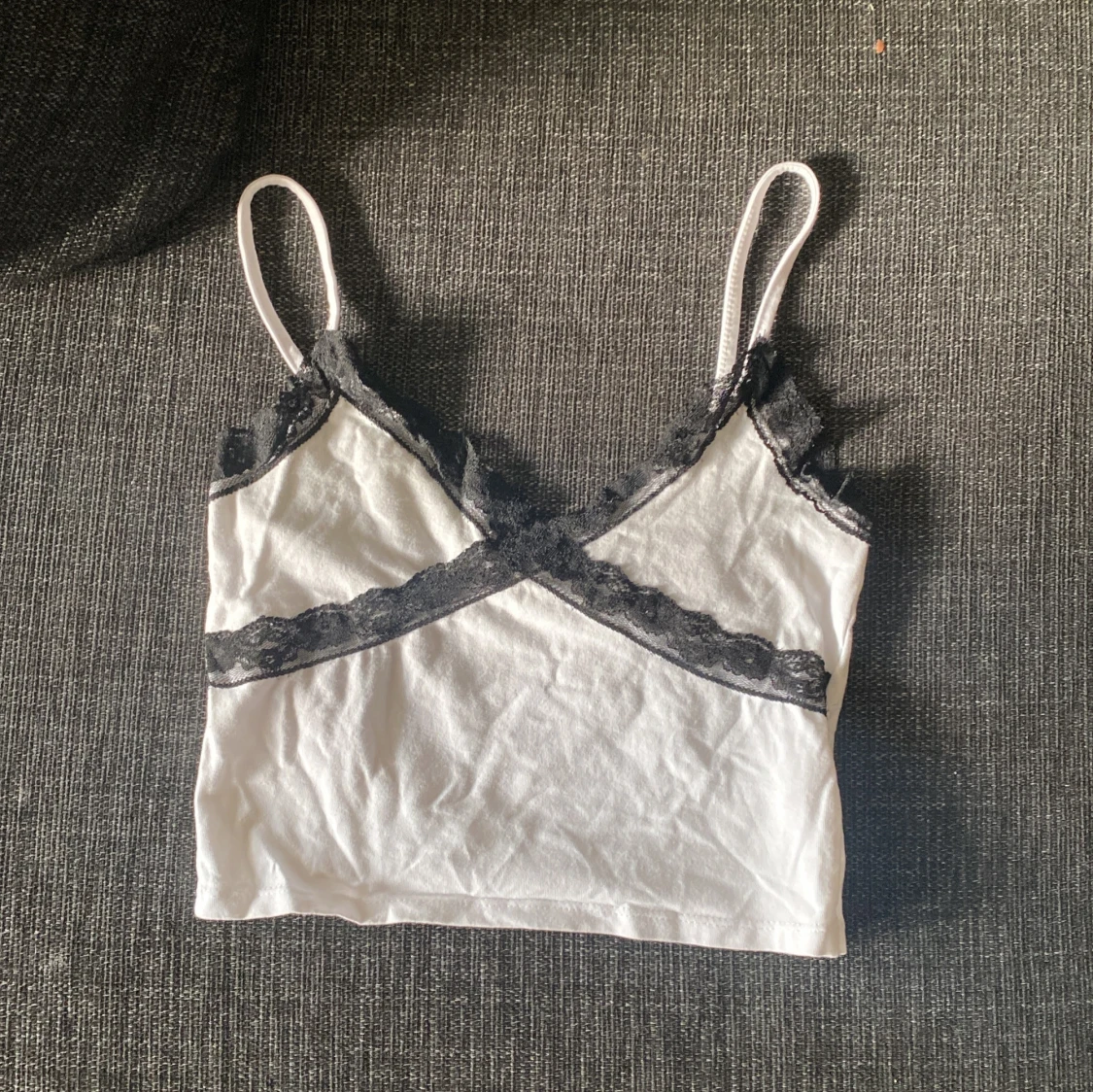 Vit linne med spetsdetaljer köpt från NewYorker