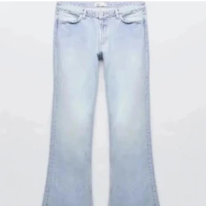 Ljusblå bootcut jeans - Säljer ett par snygga ljusblå bootcut jeans i bra skick. De har en klassisk femficksdesign och en bekväm passform. Perfekta för både vardag och fest! 🦋