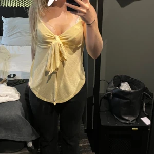 Gina Tricot Topp - Säljer denna super fina toppen från Gina, använd en gång, inga defekter, pris kan diskuteras 