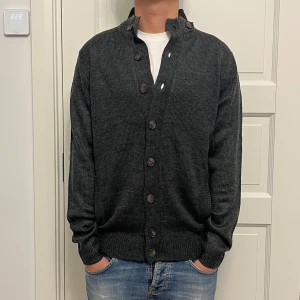 Stickad cardigan/kofta - Väldigt stilren kofta med knappöppning samt knappar vid kragen. Storlek M. Sprillans ny och oanvänd med tags kvar.  Hör gärna av dig vid frågor eller funderingar!