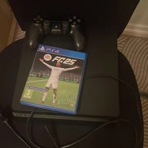 Ps4 Slim med nya FC 25 och kontroll  - Jag vill tjäna lite extra pengar så vill sälja mitt ps4 den ligger bara hemma och ingen använder. Ps4 Slim med nya FC 25 och en helt ny kontroll och alla sladdar som behövs. Kan också kasta med FC 24 spelet. 