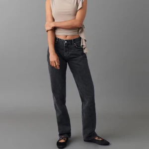 Svarta low waist jeans  - Säljer ett par snygga low straight jeans från Gina Tricot i storlek 34. Jeansen är i bra skick och säljer då det inte kommer till användning, köpta för 499kr och säljer för 100kr💕