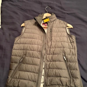 Parajumpers väst - Grön parajumpers väst i storlek medium (barn storlek) vilket motsvarar ungefär xs. Västen är i väldigt bra skick!