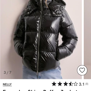 nelly jacka - En glansig nelly jacka. I båda fickorna så är det ett hål som jag har sytt igen men det är inget som syns utanpå jackan för att det är inne i fickan. Fråga om ni vill ha privata bilder på de❤️ 