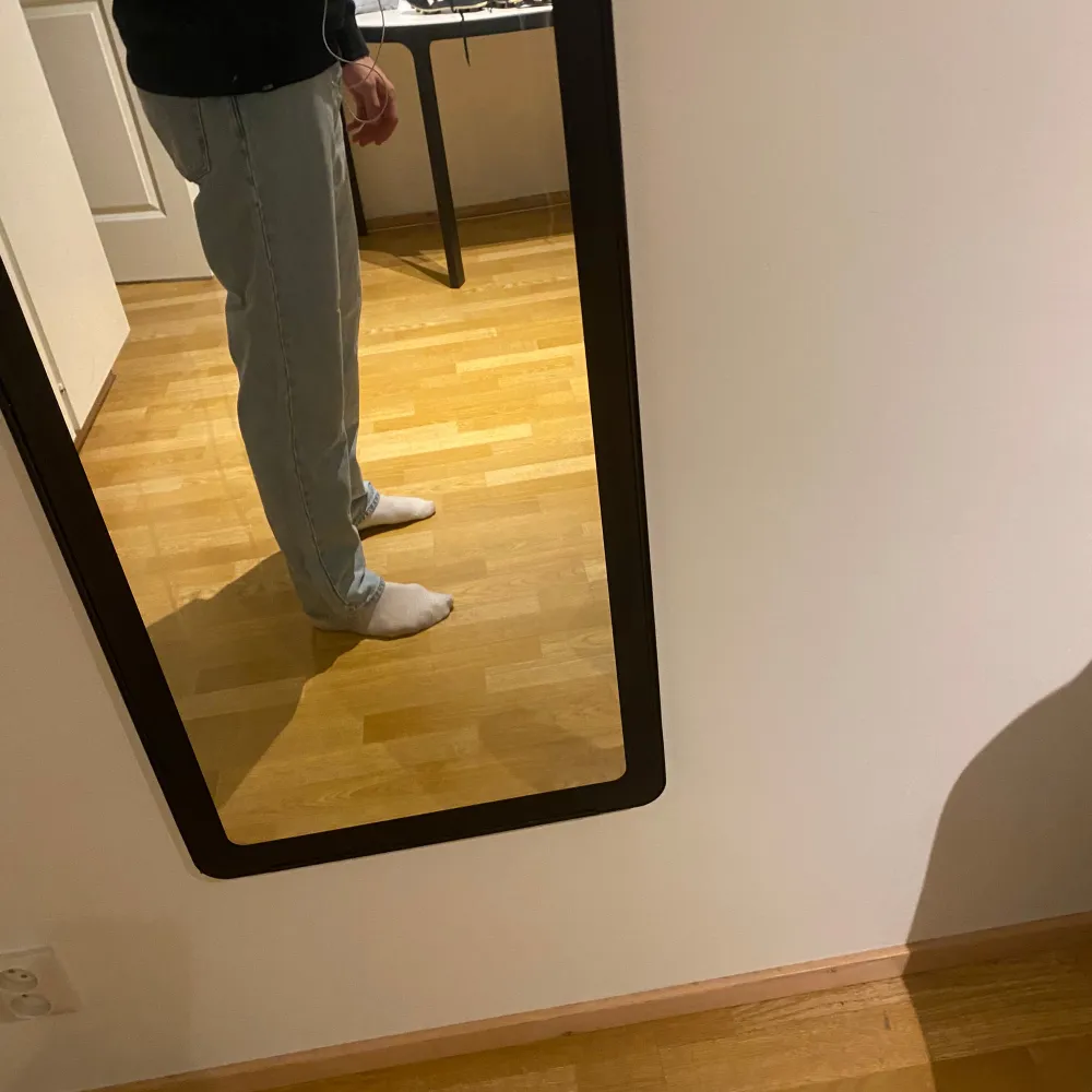 Säljer ett par ljusblå jeans från Weekday i storlek 34/32. De har en straight passform och är i perfekt skick. Jeans & Byxor.