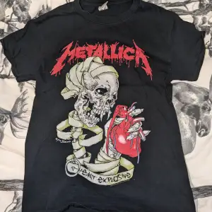 Säljer en svart t-shirt med Metallica-tryck. Säljer då den inte kommer till användning längre :) skick 10/10