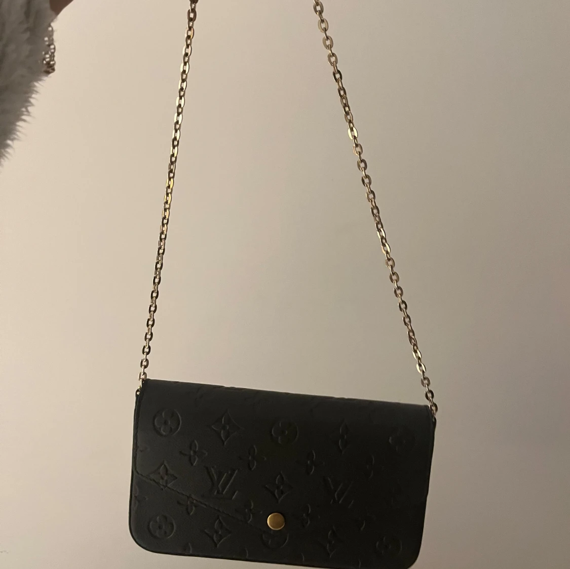 Svart axelväska med kedja