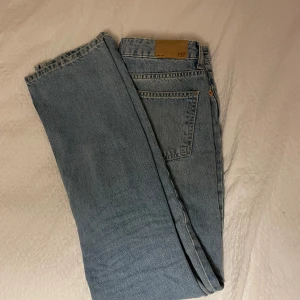 Lager 157 ICON blå - Säljer mina raka low waist byxor från lager 157. De är i bra skick och knappt använda. Till referens är jag 166 och byxorna sitter perfekt i längden på mig! Jag står inte för frakten, frakten ingår inte i priset så det tillkommer en extra kostnad för köparen💗💗