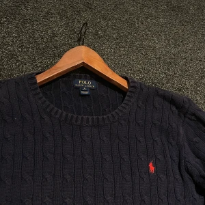 Polo Ralph lauren - Stickad blå Ralph lauren tröja i storlek xl som har varit oanvänd länge 