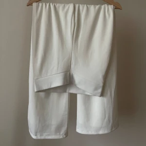 Vita raka kostymbyxor - En mjuk, rak, kostymbyxa med fin midja🌟🩷 Sitter jättefint baktill🙈 