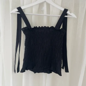 Linne - Fint linne med knytning på axelbanden. Se sista bilden för slitage.