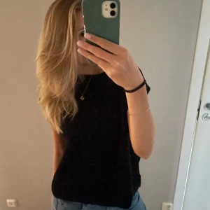 Stickad topp - Jättefin stickad T-shirt i storlek S/M🥰 säljer pga att jag inte får användning av den. Pris går att diskutera😊💕