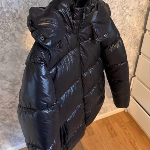 Vinterjacka  - Väldigt snygg, har inte använt den en enda gång. Säljer för att den inte används, den är varm och perfekt för vintern. Vid frågor är de bara att höra av sig. Pris kan diskuteras 
