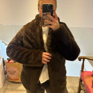 Brun pälsjacka - Säljer min sååå snygga pälsjacka!!! Väldigt varm och så fint skick! ❤️