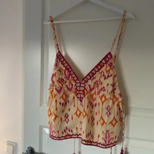 Zara sommar topp - Säljer min skit snygga sommar topp från zara i storlek XS❤️köpte från Plick i somras men kom inte till så mycket användning därför väljer jag att sälja den❣️