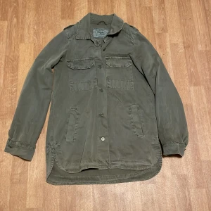Grön overshirt från Zara Trafaluc - Säljer en snygg grön overshirt från Zara Trafaluc i storlek S. Den har en avslappnad passform med knappar framtill och två bröstfickor. Perfekt för lager på lager-stil under hösten eller våren. Skön och stilren design som funkar till det mesta! 🍂