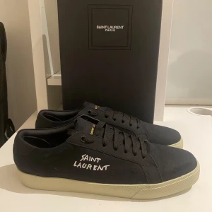 Saint Laurent skor  - Ny skicka 10/10, har bara använt en gång, dom är storlek 44 passar även dig som har storlek 43, passar mig inte längre. Har kvitto 