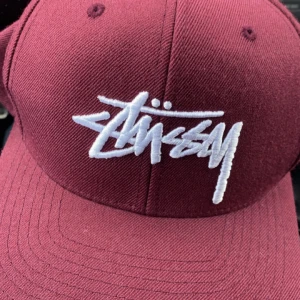 STUSSY CROWN CAP WINE RED - Väldigt bra skick
