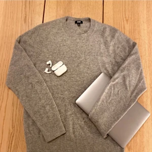 Kashmir tröja 100% - Helt ny kashmirtröja från uniqlo. 100% kash  Säljer för att den var för stor på mig. Hör av dig vid fler frågor eller funderingar 