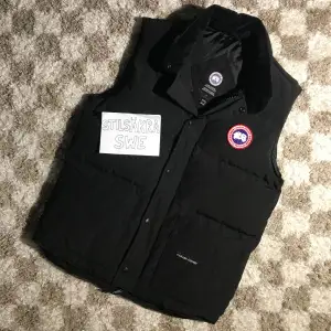 Varm Canada Goose väst för bästa pris här på Plick. Använd ett fåtal gånger för att den är stor på mig. Kommer i jätte bra skick utan några defekter. L passa även som M | Färg: Svart | Storlek: L paasar även M | Pris: 639 | Fråga gärna om extra bilder 🌟!!OBS!! FLREXIBELT PRIS VID SNABB AFFÄR