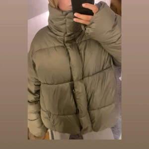 Grön pufferjacka - Säljer en supermysig grön pufferjacka som är perfekt. Den är i L men passar mig som vanligtvis har S/M💕Pris kan diskuteras