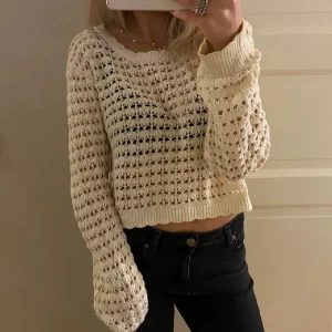 Tröja - Köpt på plick, inte kommit till användning. Öppen i ryggen strl 40 men sitter som S skulle jag säga❣️(lånade bilder)