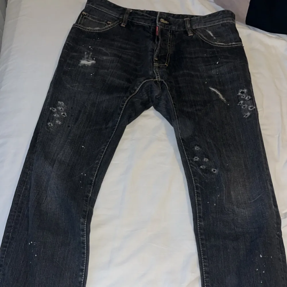 Säljer mina Dsquared2 jeans, regular fit och de är storlek 48 vilket motsvarar storlek M.. Jeans & Byxor.