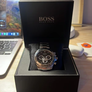 Hugo Boss Ikon - Köpt från uret. Tillhörande box och länkar tillkommer. Ref. nummer 1512965. 44mm.