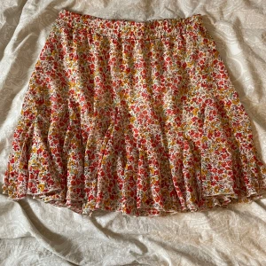 Somrig kjol men mycket färg  - Storlek 40 men passar mindre storlekar också✨ 