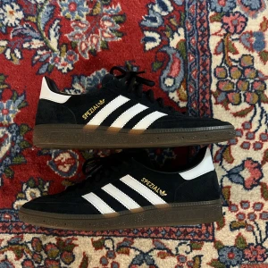 ADIDAS SPEZIAL - Säljer ett par svarta Adidas Spezial i nyskick (9.5/10). Säljer då dem inte kommer till användning. Galet sköna och passar till det mesta! 