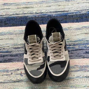 Valentino rockrunners - Ett par rockrunners i otroligt bra skick, perfekta nu till vintern.  Låda & dustbag följer med + extra skosnören. Pris kan diskuteras vid snabb affär! Ingen kvitto så vet ej om det är äkta vara eller ej               Hör av er vid några funderingar 😊😊