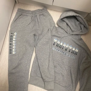 Trapstar Ser - Säljer detta heta 🔥 Trapstar settet eftersom att den är lite stor på mig. Du kan justera hur tajt & brett du vill ha byxorna vid botten som är en bra detalj till byxorna. Ett perfekt sett för vintern. Den är i nyskick och säljs för grymt pris. 