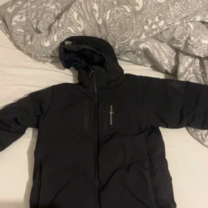 Svart sail raicing jacka  - Använd en vinter. Säljer eftersom den är för liten
