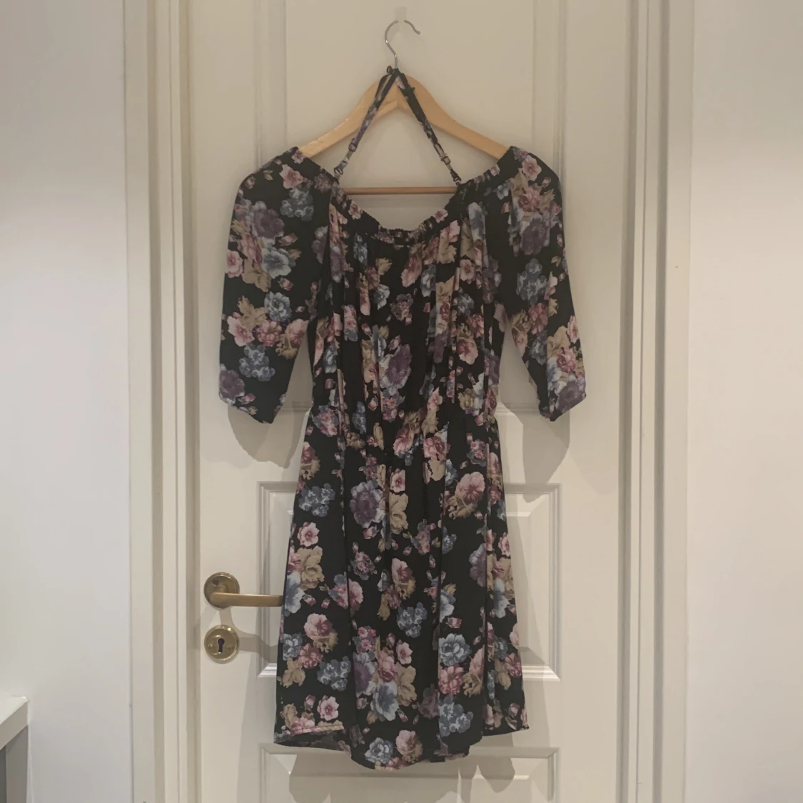 Blommig klänning med trekvartsärm - 92