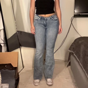 Weekday low flared jeans  - Jättefina lågmidjade bootcut jeans från weekday. Använd 1 gång. Framhäver din kropp och sitter bra på rumpan. Nypris 590. Storlek 27/32 