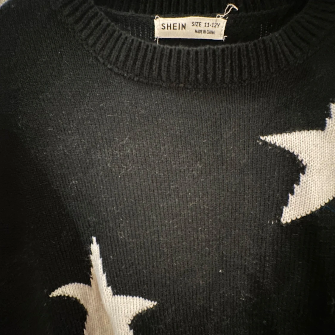 Svart tröja med stjärnor från Shein - 2