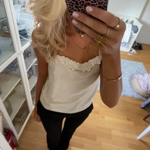 Linne - Superfint linne med öppen rygg, använd ca 5 ggr och i bra skick. Champagnefärgad 