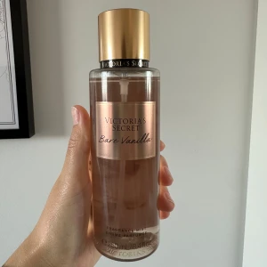 Bare Vanilla Fragrance Mist från Victoria's Secret - Säljer min Bare Vanilla Fragrance Mist från Victoria's Secret. Doften är söt och krämig med inslag av vanilj. Har använt den 2 gånger. Flaskan rymmer 250 ml. 
