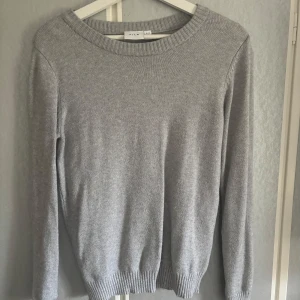 Grå stickad tröja från Vila - Grå stickad tröja från vila, inte nopprig, inte använd månha gånger 