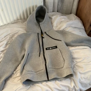 Den är knappt använd och väll om hemservice tagen - Den är knappt använd och har inga håll såklart så är den äkta