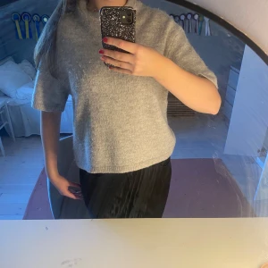 Grå stickad tröja - Mysig grå stickad tröja med korta ärmar 🩷Bra skick 💕