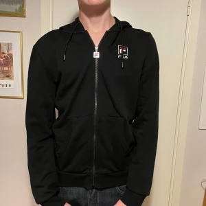 Svart hoodie från Fila - Säljer en svart hoodie från Fila i storlek L