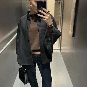 Poncho  - Säljer denna svarta ponchon! Super fint skick💓