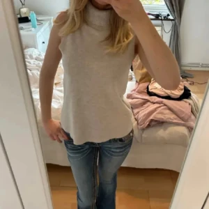 Beige ärmlös topp - Perfekt skick! Lågt pris då jag håller på och rensar ur min garderob, vill få bort massa snabbt!