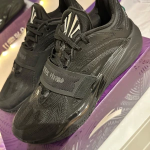 Anta kyrie irving ( Kai 1) - Säljer kyrie irving senaste skor från anta  Kai 1 Helt nya  Storlek us11 eu45